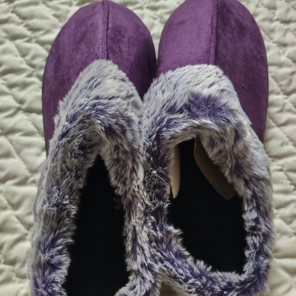 Women's Fuzzy Slippers with rubber soles Size 7/8